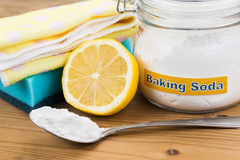 Bạn hãy thử tẩy vết ố màu trên quần áo trắng bằng baking soda và xem kết quả nhé!