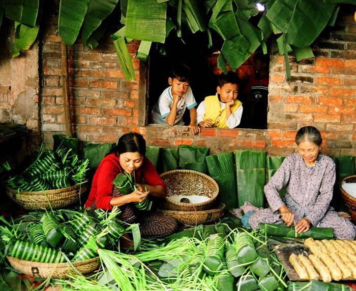 bên nhau trao yêu thương ngày tết