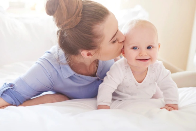 Chậu tắm: 2 chậu, 1 chậu chuẩn bị sẵn nước nóng để chuyển bé từ chậu này sang chậu khác tiện hơn.
