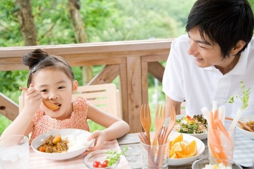 hạn chế cho trẻ ăn bánh kẹp ngày tết